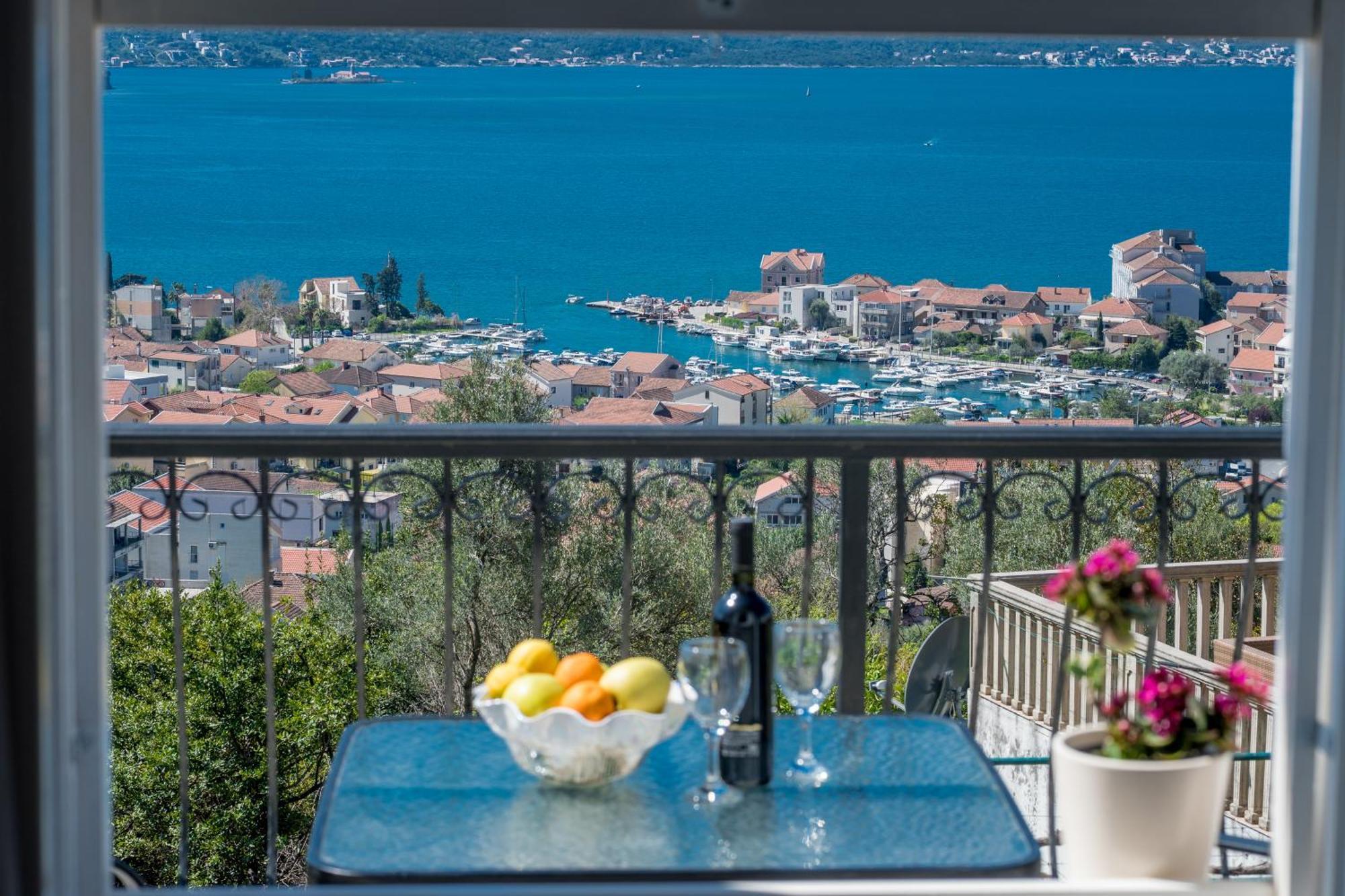 Apartment Lana Tivat Exteriér fotografie
